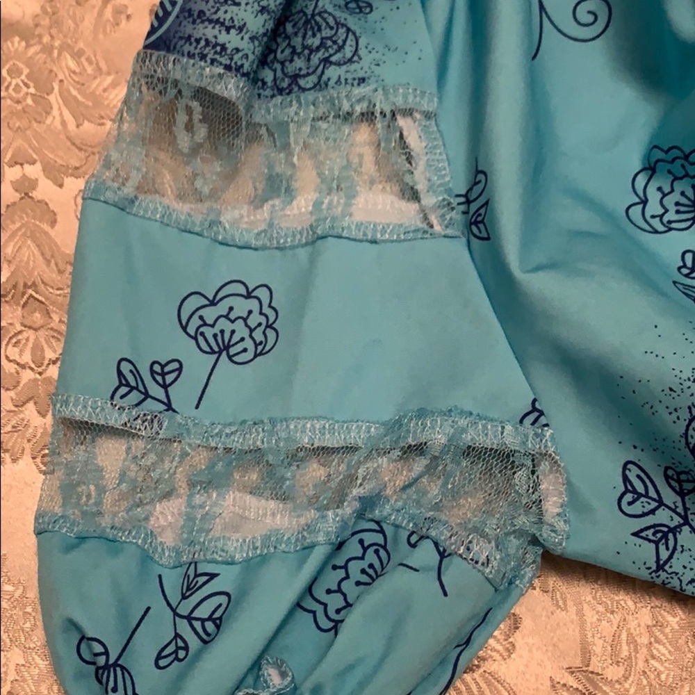 Beautiful flower top 🌸 - Picture 3 of 4